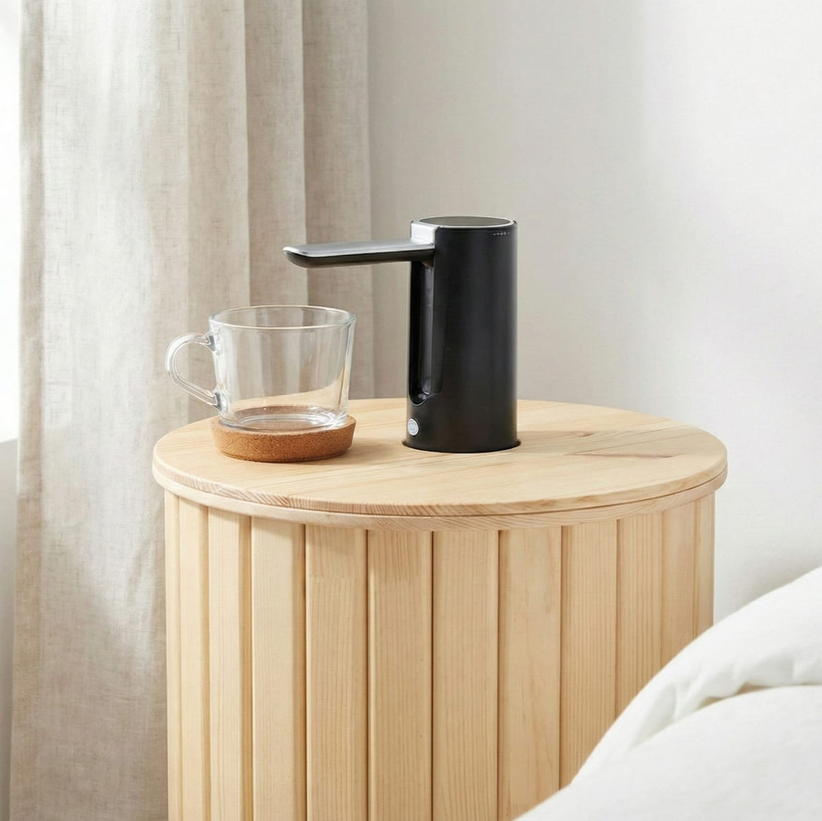 Mesa lateral com dispensador de água em madeira premium
