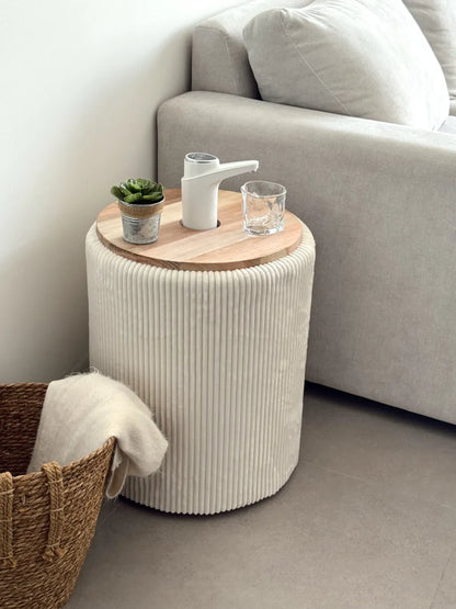 Mesa lateral com dispensador de água em madeira premium